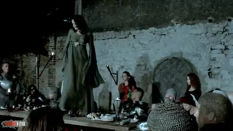 Orgie de taverne médiévale avec double pénétration et éjaculations faciales photo 01