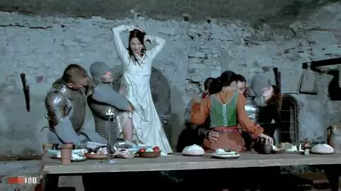 Orgie de taverne médiévale avec double pénétration et éjaculations faciales photo 02