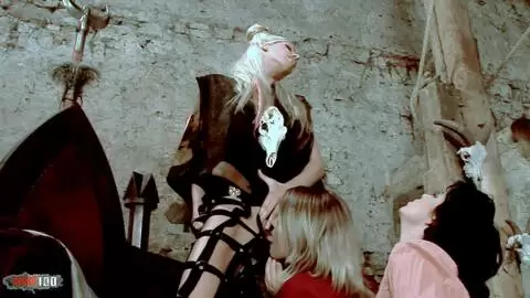 Trio lesbien médiéval avec Boroka, Vanessa et Radka photo 02