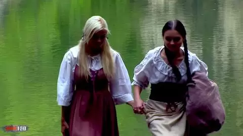 Scène lesbienne médievale avec Divinity Love et  Caylian Curtis photo 16