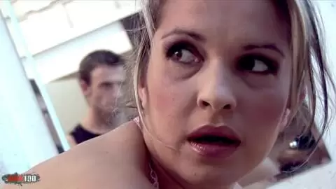 Gabriela Glazer Baisée dans la Salle de Bain par Tony James photo 02