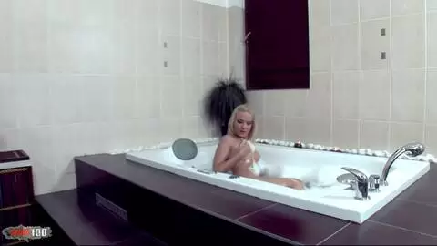 La fête humide et sauvage dans la salle de bain de Tina Lee avec David Perry - L'aventure APT d'une ado blonde maigre ! photo 02