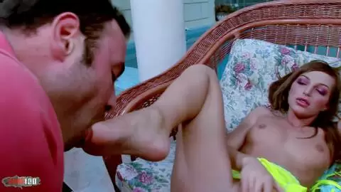 Lucy et Jennifer Love affrontent Greg et Roly dans un quatuor anal sauvage photo 02