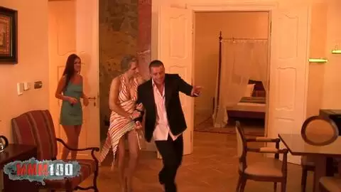 Un mec chanceux baise deux salopes dans un trio torride