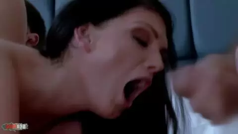 La chevauchée sauvage de Roxy Panther avec trois grosses bites dans un quatuor hardcore photo 14