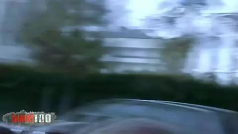 La magnifique blonde Val pose 