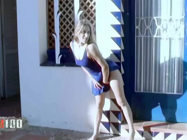 La magnifique blonde Val se dénude  photo 1