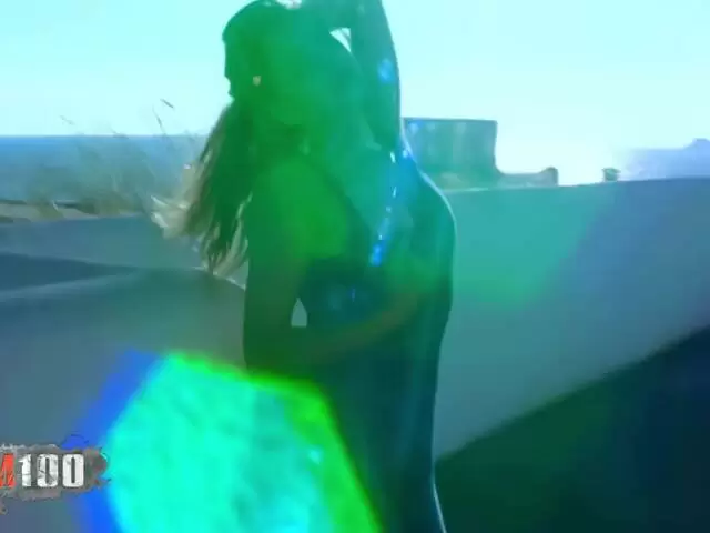 La magnifique blonde Val se dénude  photo 11