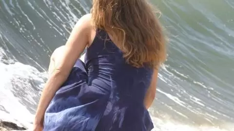 La magnifique blonde Val fait un strip sur les rochers  photo 2