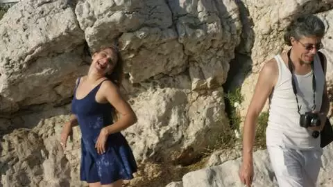 La magnifique blonde Val fait un strip sur les rochers 