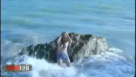 La ravissante blonde Val fait un strip  photo 01