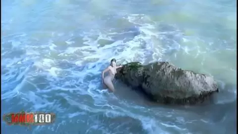 La ravissante blonde Val fait un strip  photo 09