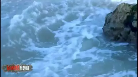 La ravissante blonde Val fait un strip  photo 11