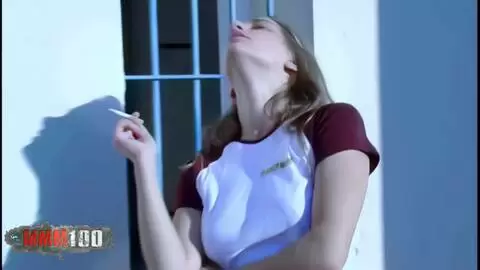 La superbe blonde Val se dévoile sur la terasse  photo 01