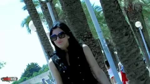 Superbe jeune latina fait pipi dans sa culotte en public photo 03