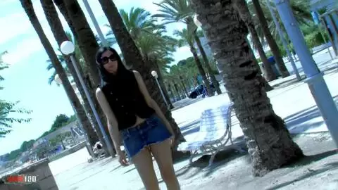 Superbe jeune latina fait pipi dans sa culotte en public photo 05