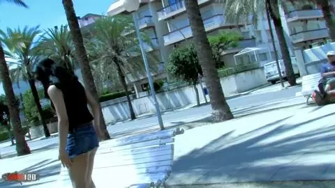 Superbe jeune latina fait pipi dans sa culotte en public photo 06