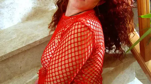 La belle petite brune Vanille pose dans les escaliers  photo 2