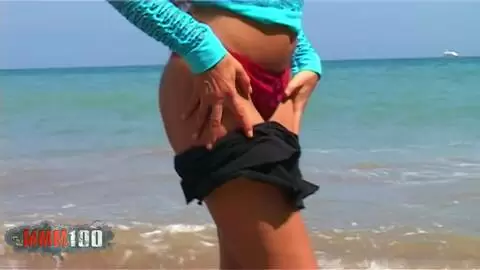Brunette sexy Vayana fait son strip à la plage photo 03