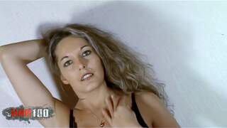 La ravissante vayana fait un s