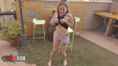 Jeune fille espagnole Venom striptease en plein air photo 02