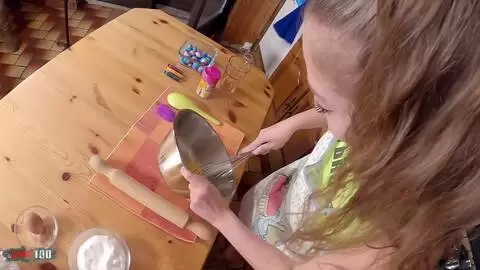 Baise hardcore et leçon de pâtisserie avec la belle petite espagnole Venom Evil   photo 02