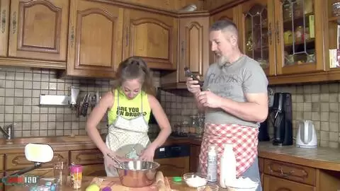 Baise hardcore et leçon de pâtisserie avec la belle petite espagnole Venom Evil   photo 03