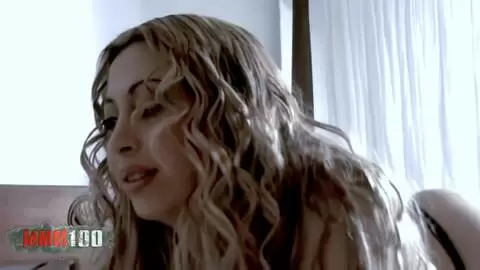 La superbe blonde à gros seins Venus se dévoile dans la chambre à coucher  photo 04