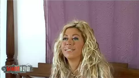 La superbe latina à gros nichons Venus fait un strip sur le lit  photo 01