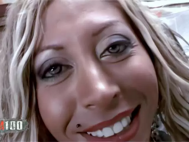 La jolie blonde à gros nichons Venus pose  photo 2
