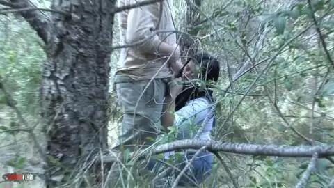 Video voyeur d'une nana qui pompe son mec dans les bois photo 12