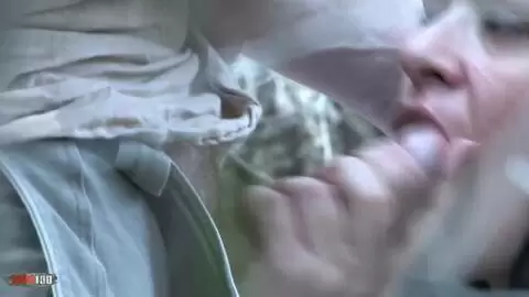 Video voyeur d'une nana qui pompe son mec dans les bois photo 14