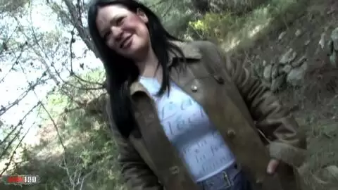 Une ménagère très salope se prends une double pénétration avec une bite et une courgette photo 02