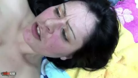 Une ménagère très salope se prends une double pénétration avec une bite et une courgette photo 14