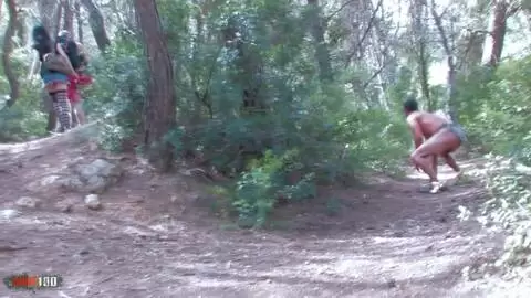 Une brune française maigre se fait sodomiser dans les bois avec double pénétration photo 01