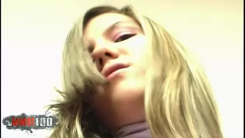 La superbe jeune espagnole Yaiza del Mar vous montre sa jeune chatte photo 01