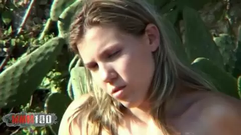 Une belle petite espagnole nue dans la nature photo 10