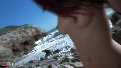 La ravissante teen rousse Yara fait un strip sur les rochers  photo 14