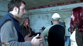 Deux inspectrices se font bais