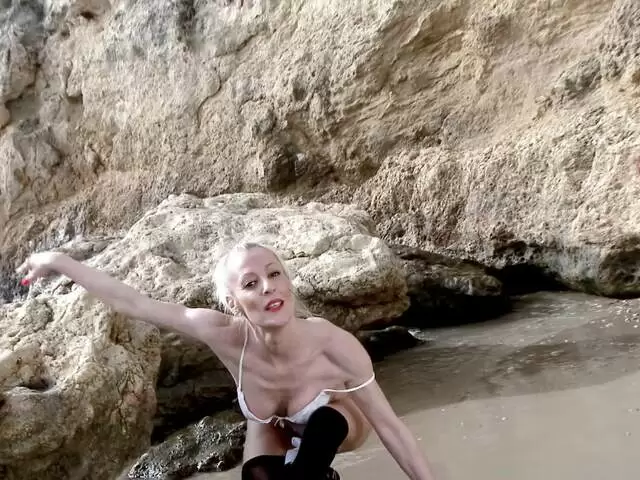 La mature blonde Yelena Vera se dénude sur la plage  photo 5