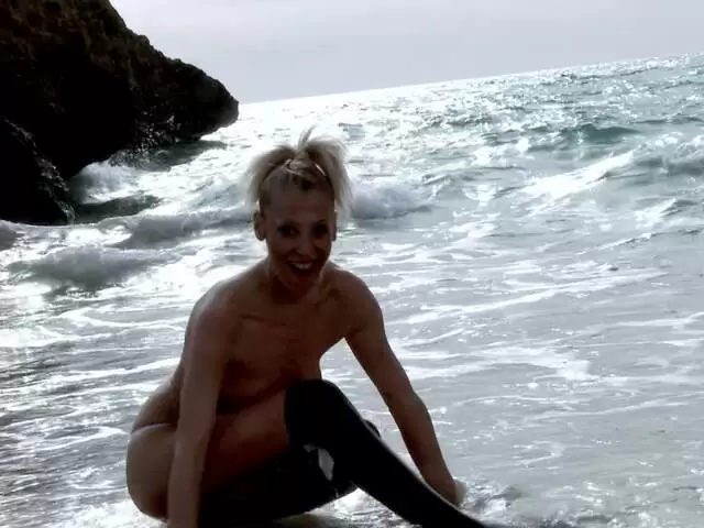 La mature blonde Yelena Vera se dénude sur la plage  photo 10