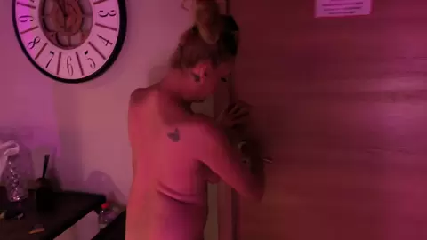 Yelena Vera, mamie espagnole de 56 ans : sodomie et creampie anal au room service