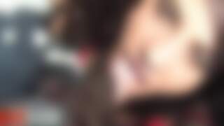 Yesenia rock suce une bite dan