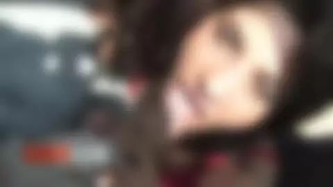 Yesenia Rock suce une bite dans la voiture