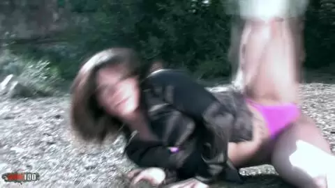 Yesenia dans un strip-tease fabuleux devant un magnifique ch&acirc;teau. photo 03