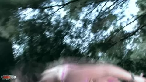 Yesenia dans un strip-tease fabuleux devant un magnifique ch&acirc;teau. photo 05