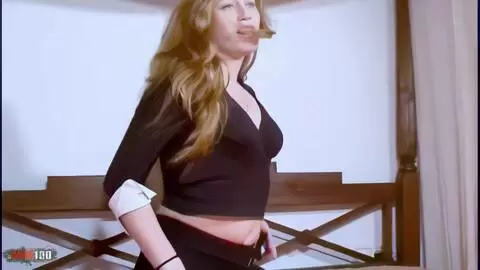 La ravissante rousse Yvonne fait un strip dans la chambre ? coucher 