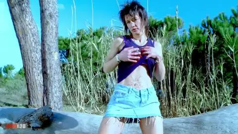 La mature brune Zaza La Coquine se dénude  photo 02