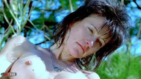 La mature brune Zaza La Coquine se dénude  photo 12