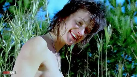 La mature brune Zaza La Coquine se dénude  photo 16